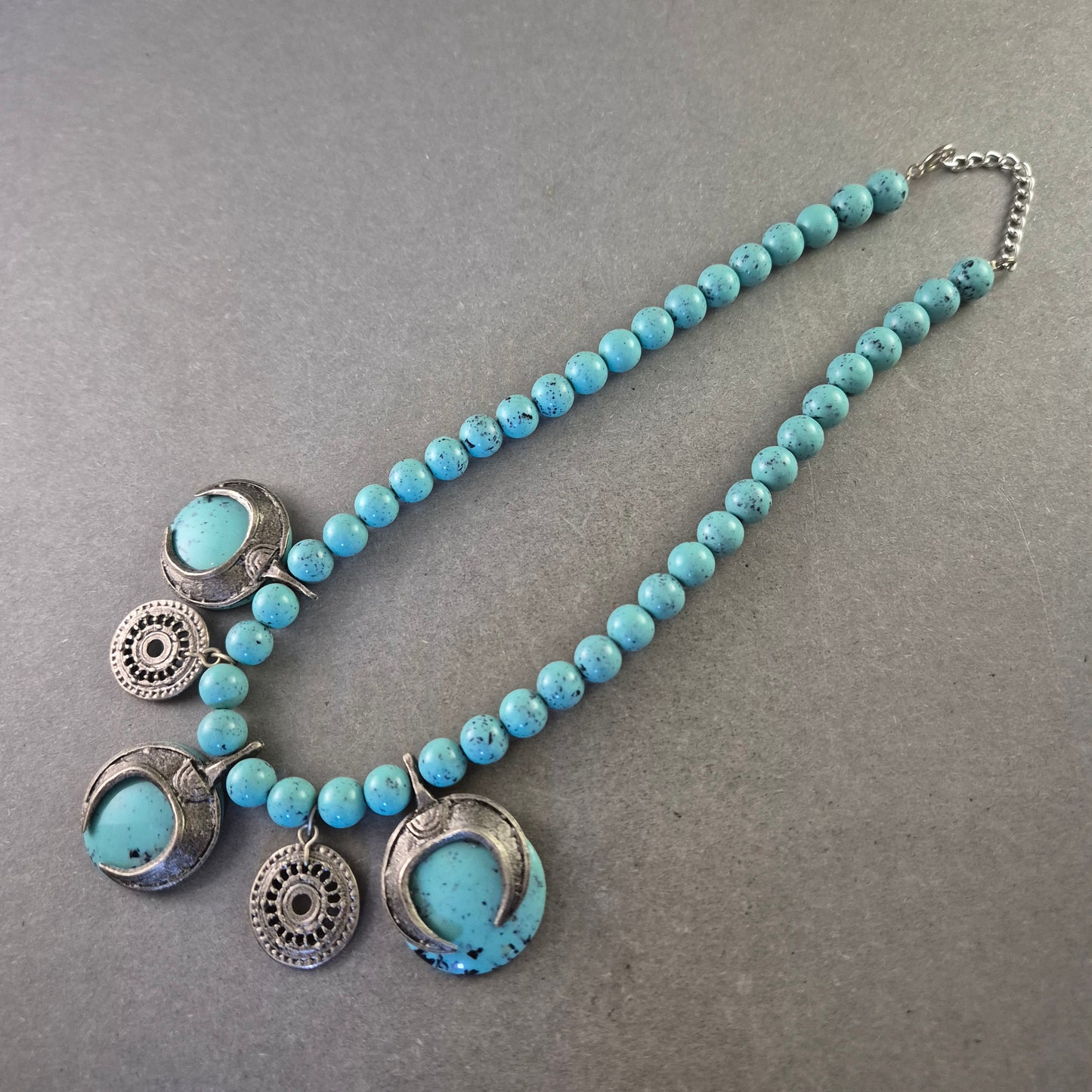 Boho Halskette mit Türkis und silberfarbenen Anhängern