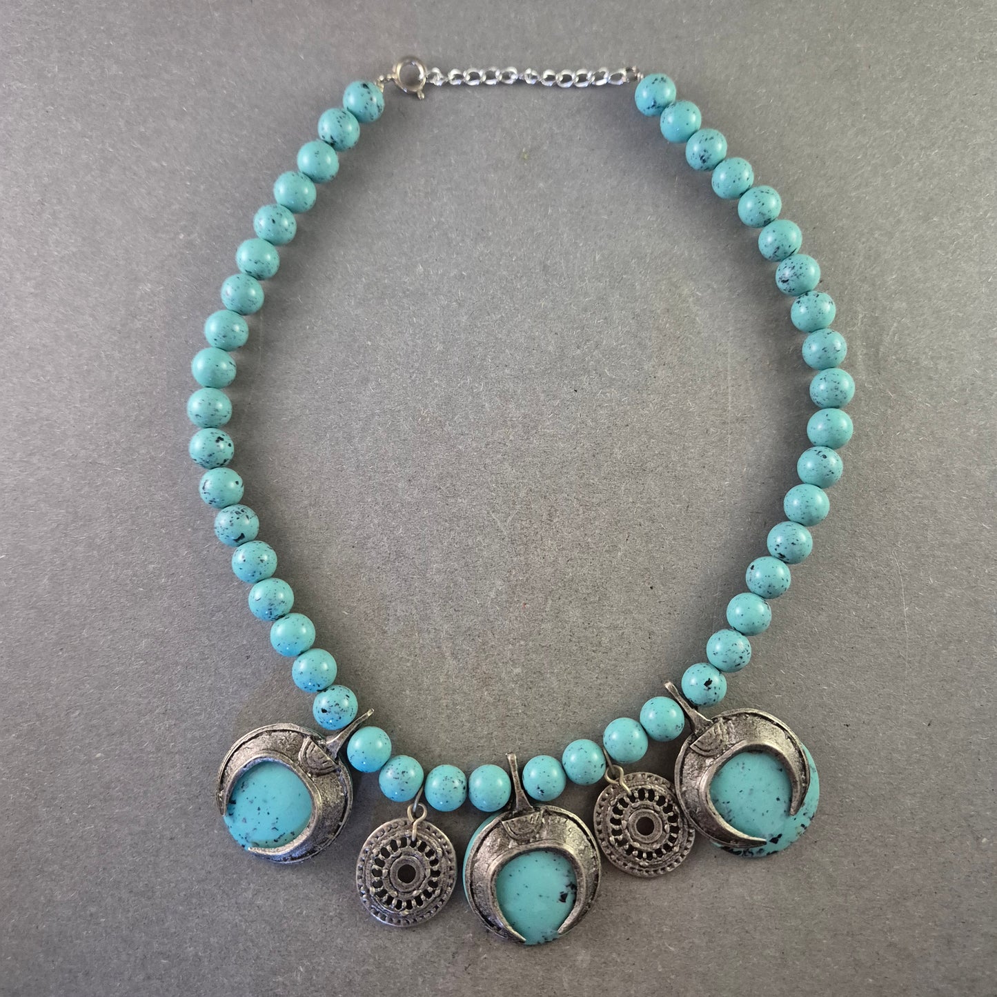 Boho Halskette mit Türkis und silberfarbenen Anhängern