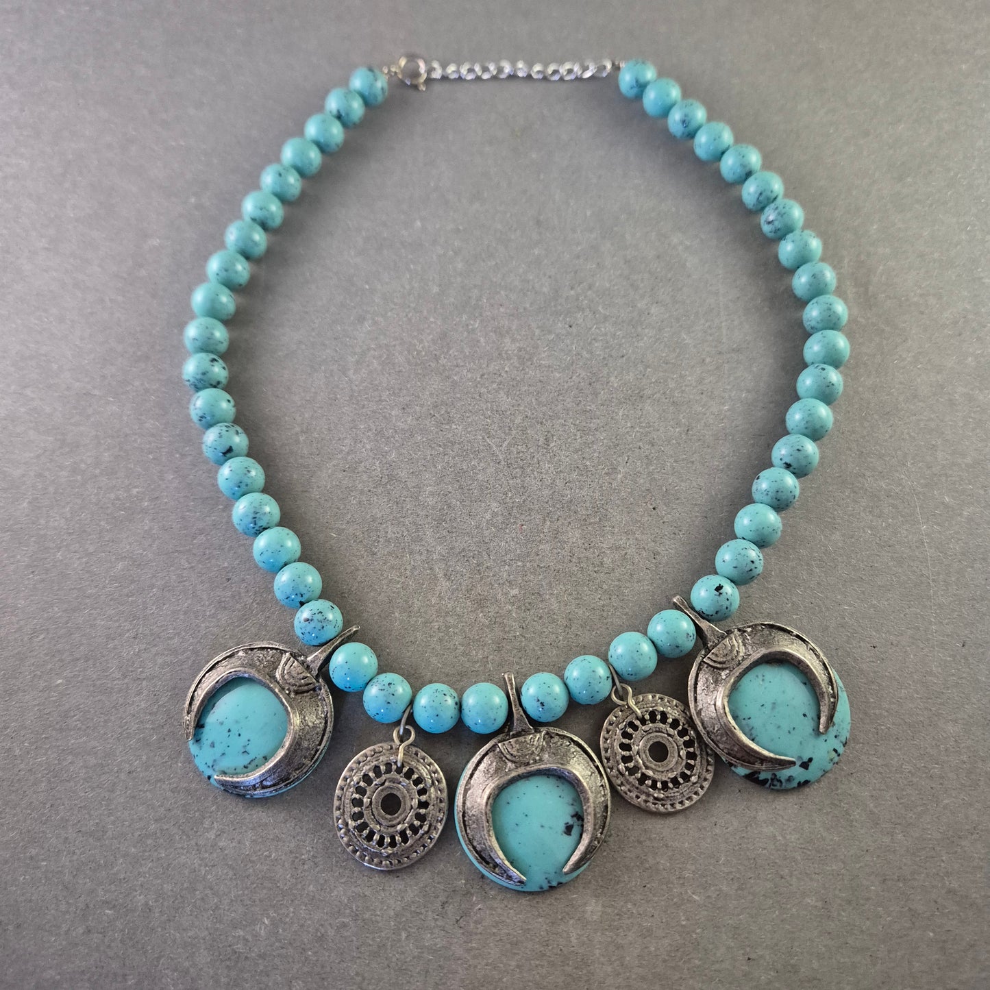 Boho Halskette mit Türkis und silberfarbenen Anhängern