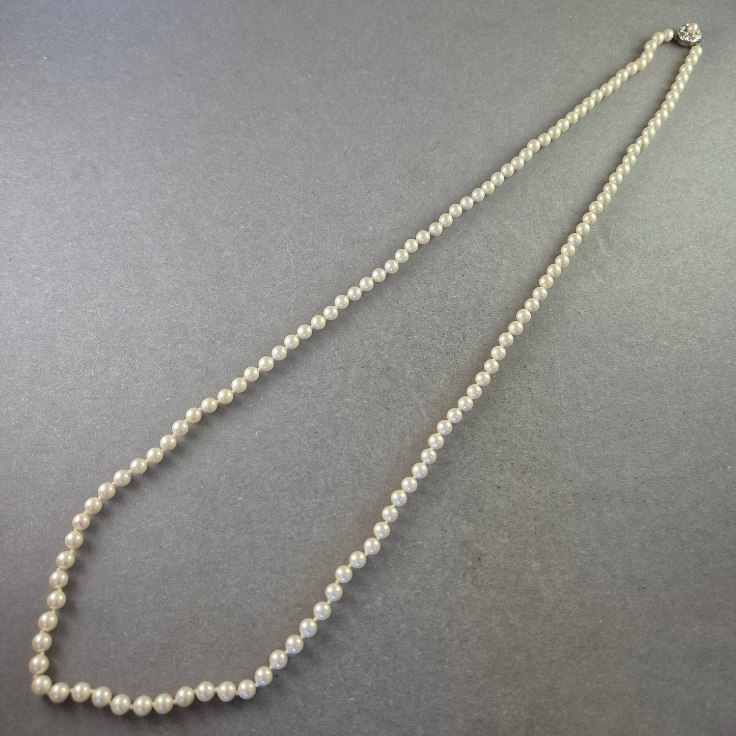 Elegante Perlenkette mit Rhodium-Verschluss