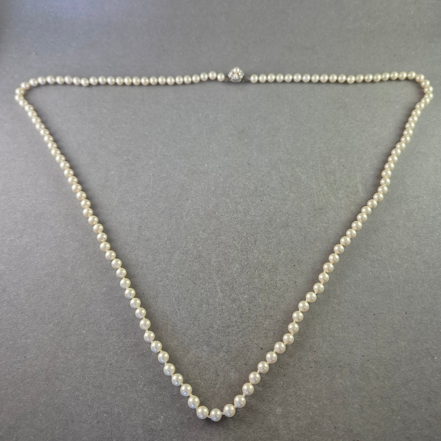 Elegante Perlenkette mit Rhodium-Verschluss