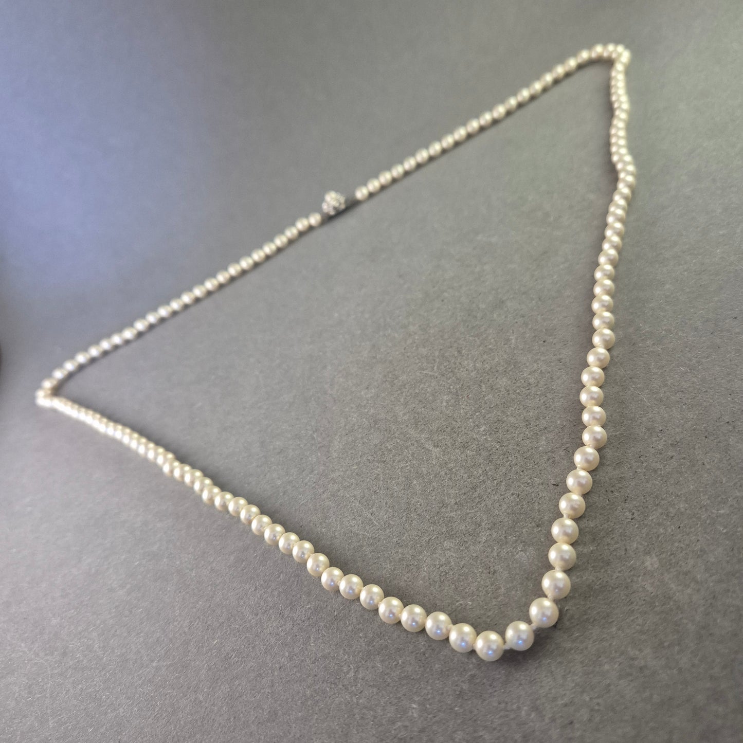 Elegante Perlenkette mit Rhodium-Verschluss