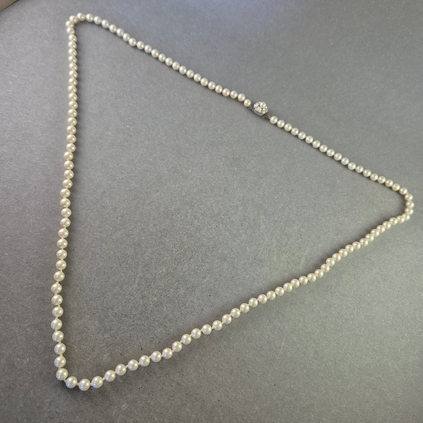 Elegante Perlenkette mit Rhodium-Verschluss