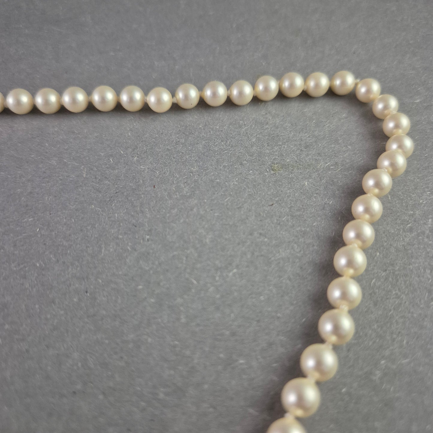 Elegante Perlenkette mit Rhodium-Verschluss