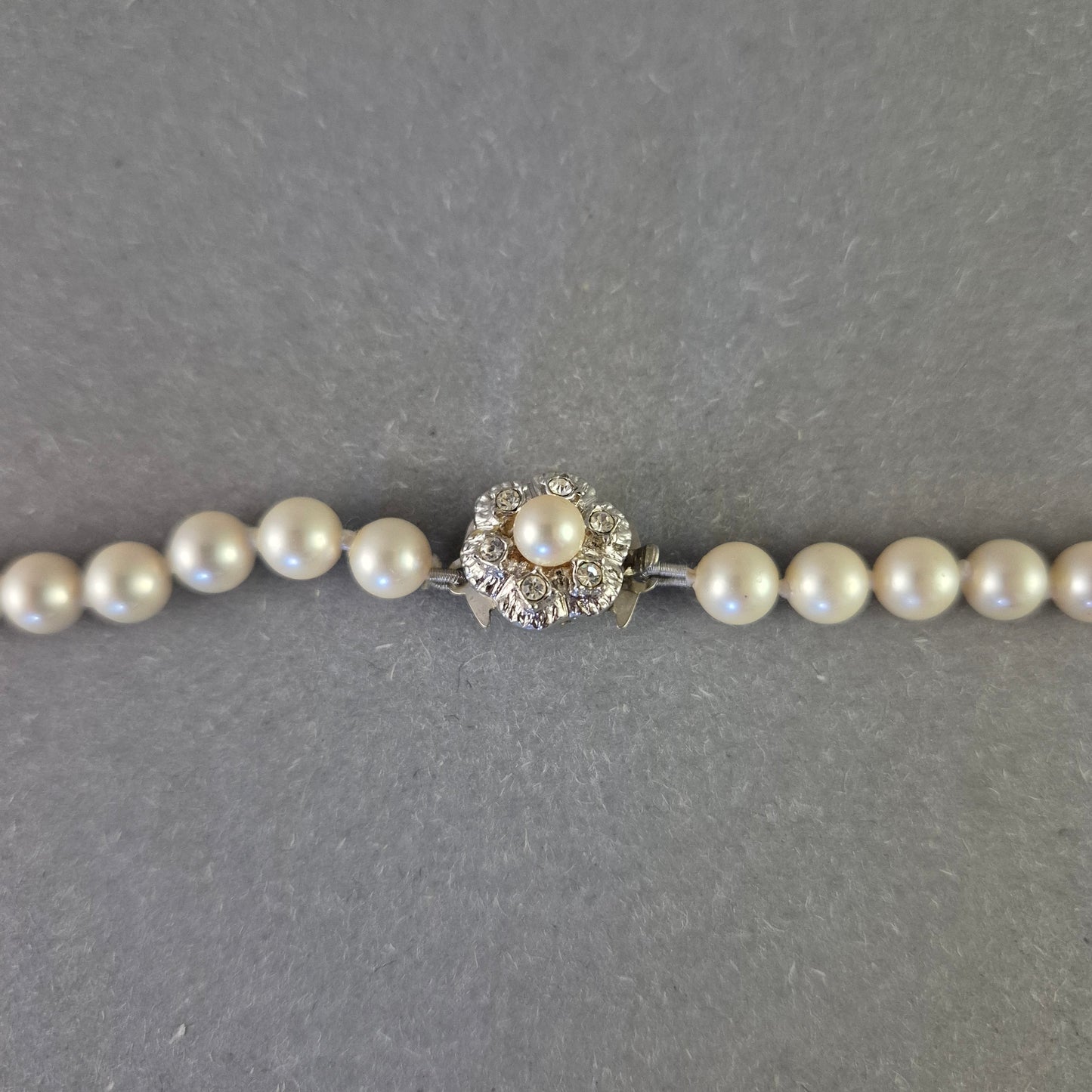 Elegante Perlenkette mit Rhodium-Verschluss