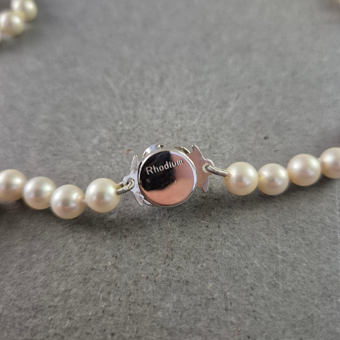 Elegante Perlenkette mit Rhodium-Verschluss