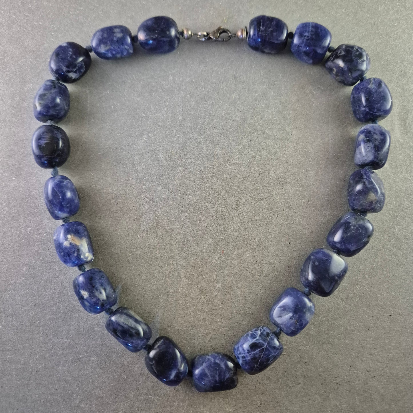 Halskette aus Sodalith-Steinen im Cabochon-Schliff