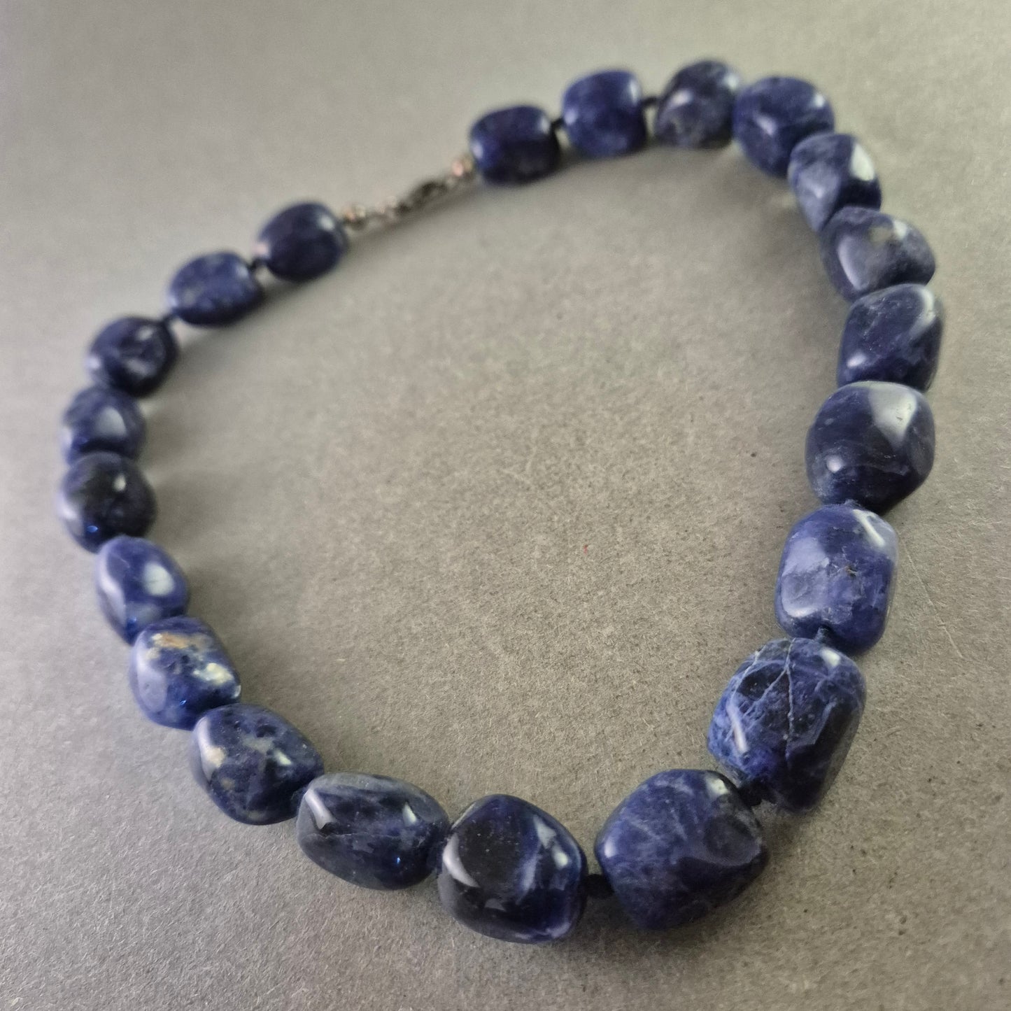 Halskette aus Sodalith-Steinen im Cabochon-Schliff