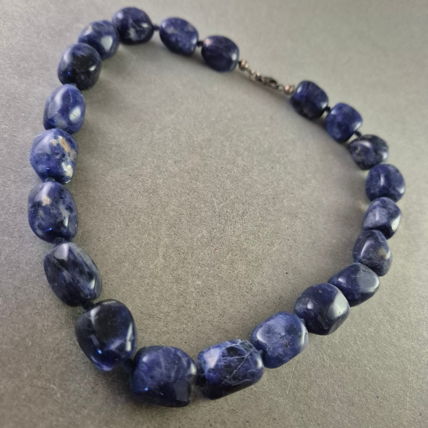 Halskette aus Sodalith-Steinen im Cabochon-Schliff