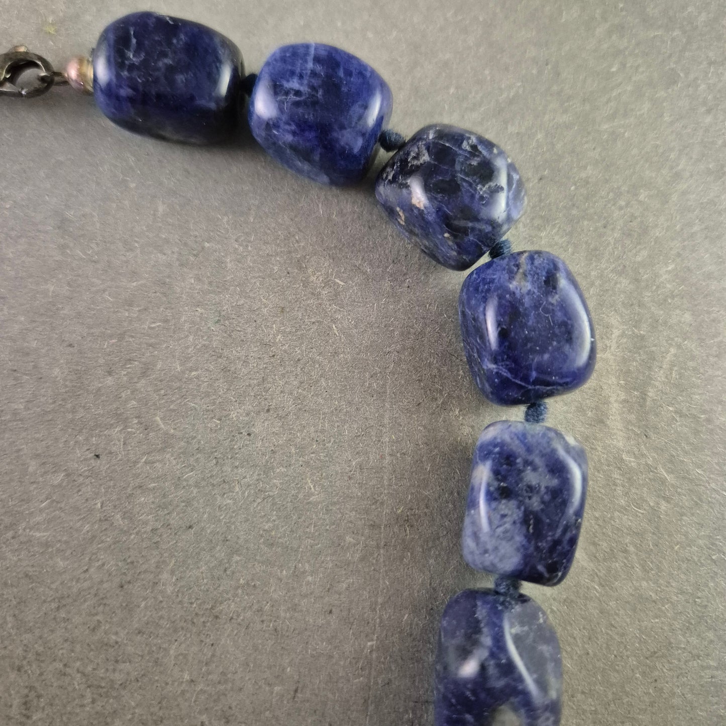 Halskette aus Sodalith-Steinen im Cabochon-Schliff