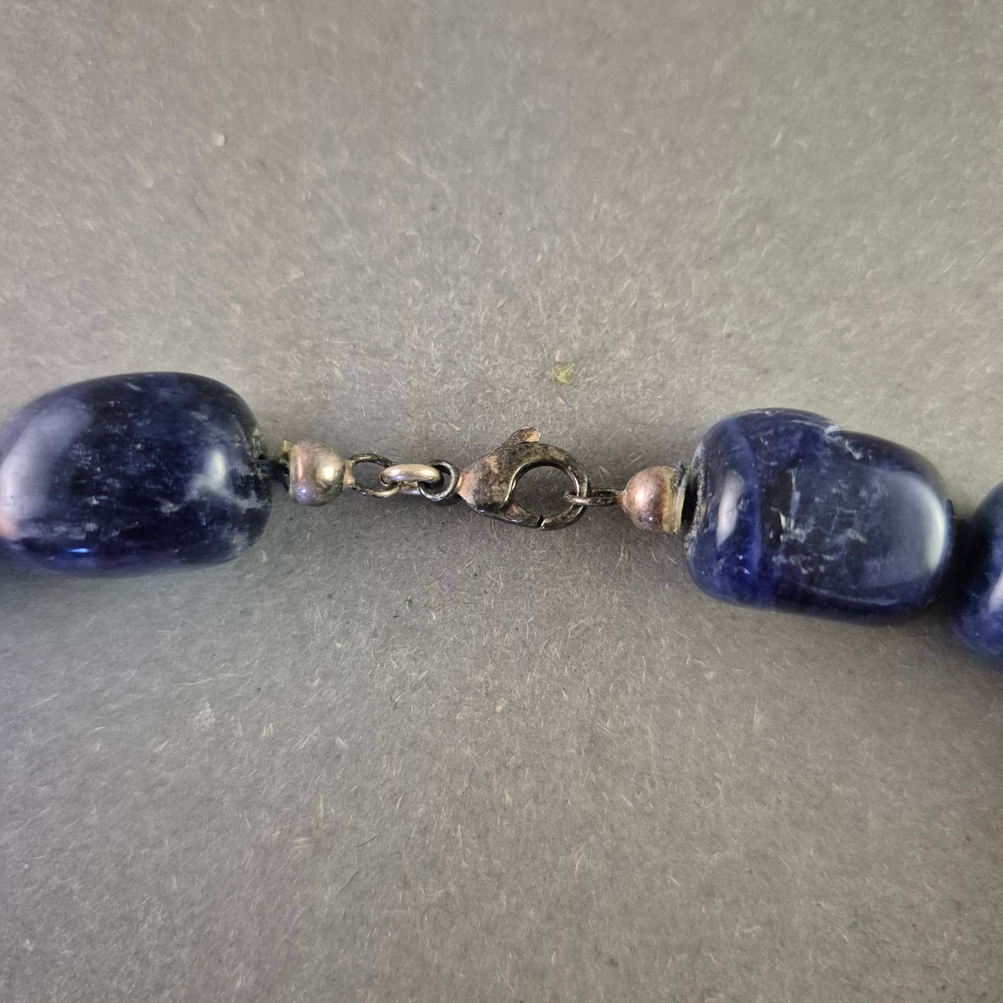 Halskette aus Sodalith-Steinen im Cabochon-Schliff