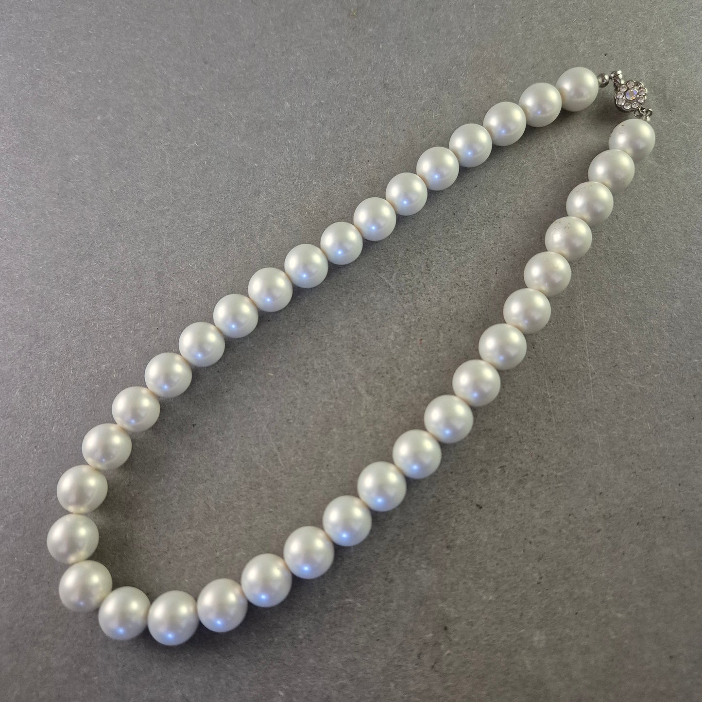 Elegante Perlenkette mit Rhodium-Verschluss