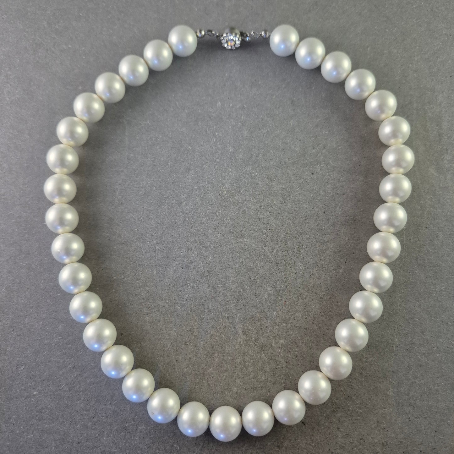 Elegante Perlenkette mit Rhodium-Verschluss