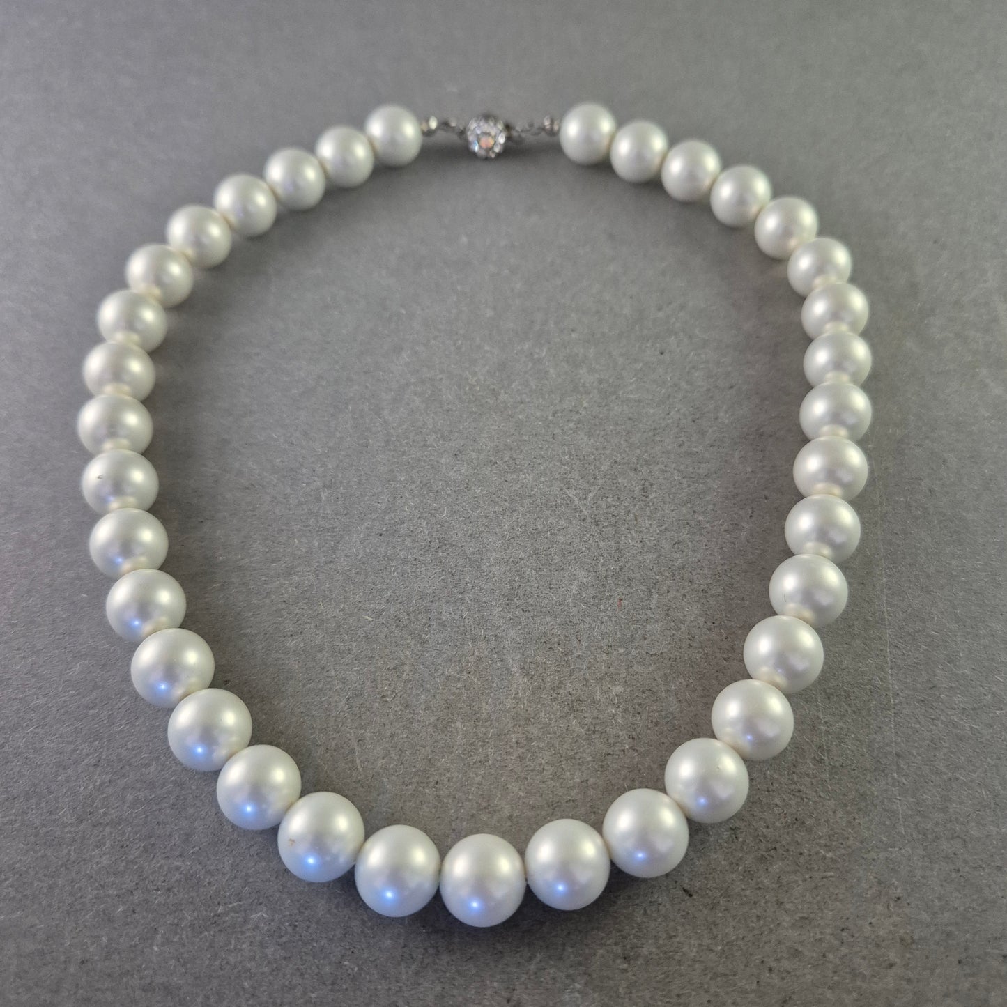 Elegante Perlenkette mit Rhodium-Verschluss