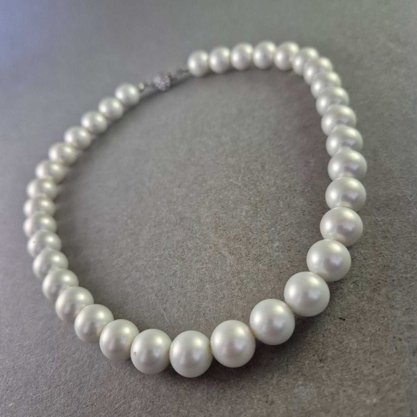Elegante Perlenkette mit Rhodium-Verschluss