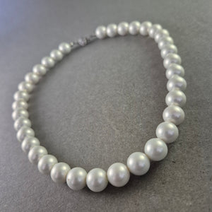 Elegante Perlenkette mit Rhodium-Verschluss