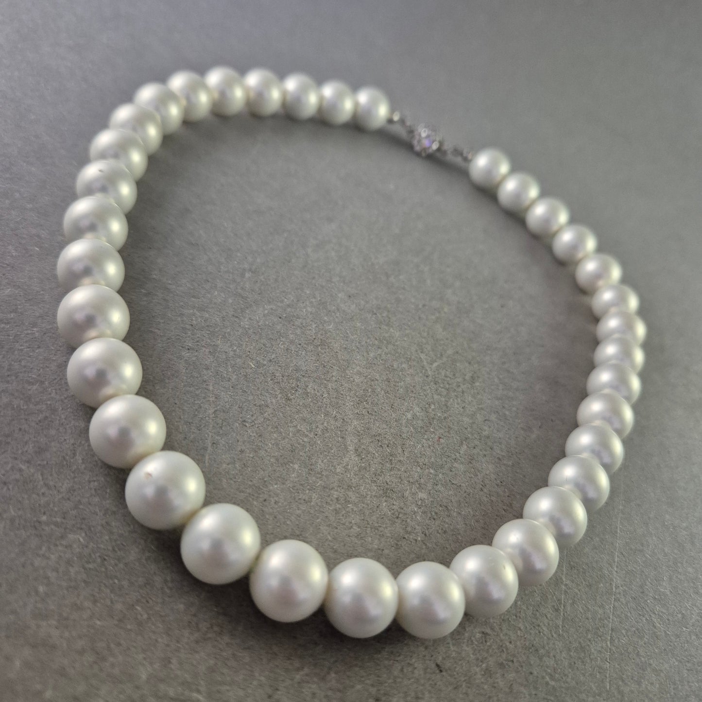 Elegante Perlenkette mit Rhodium-Verschluss