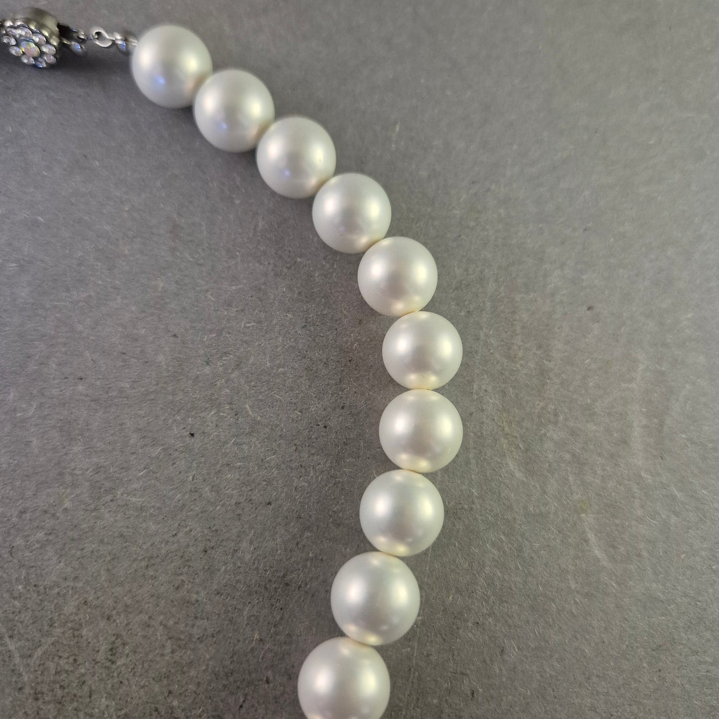 Elegante Perlenkette mit Rhodium-Verschluss