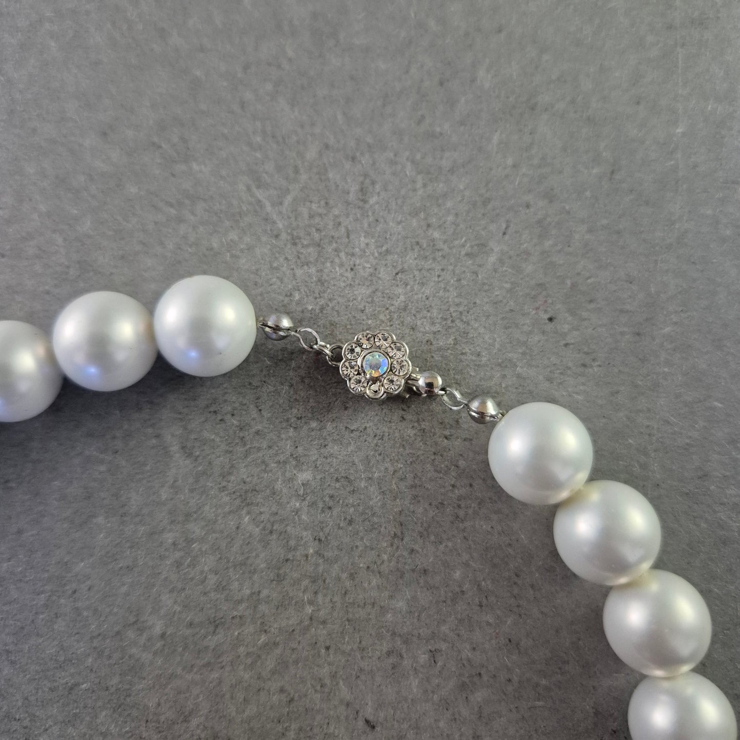 Elegante Perlenkette mit Rhodium-Verschluss