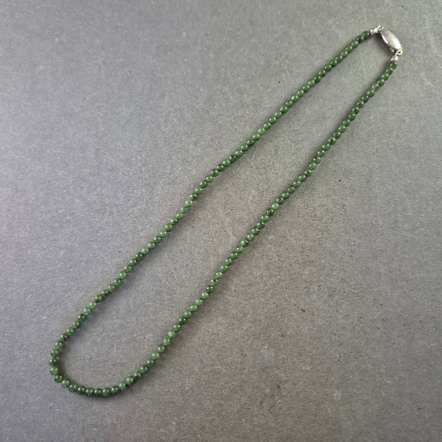 Feine Jade-Halskette mit Silber-Verschluss (835)