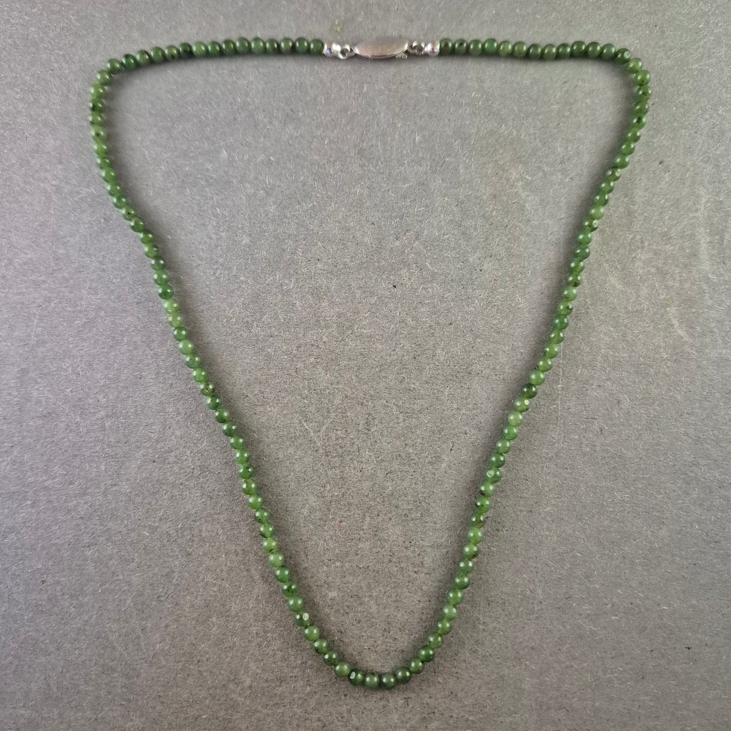 Feine Jade-Halskette mit Silber-Verschluss (835)