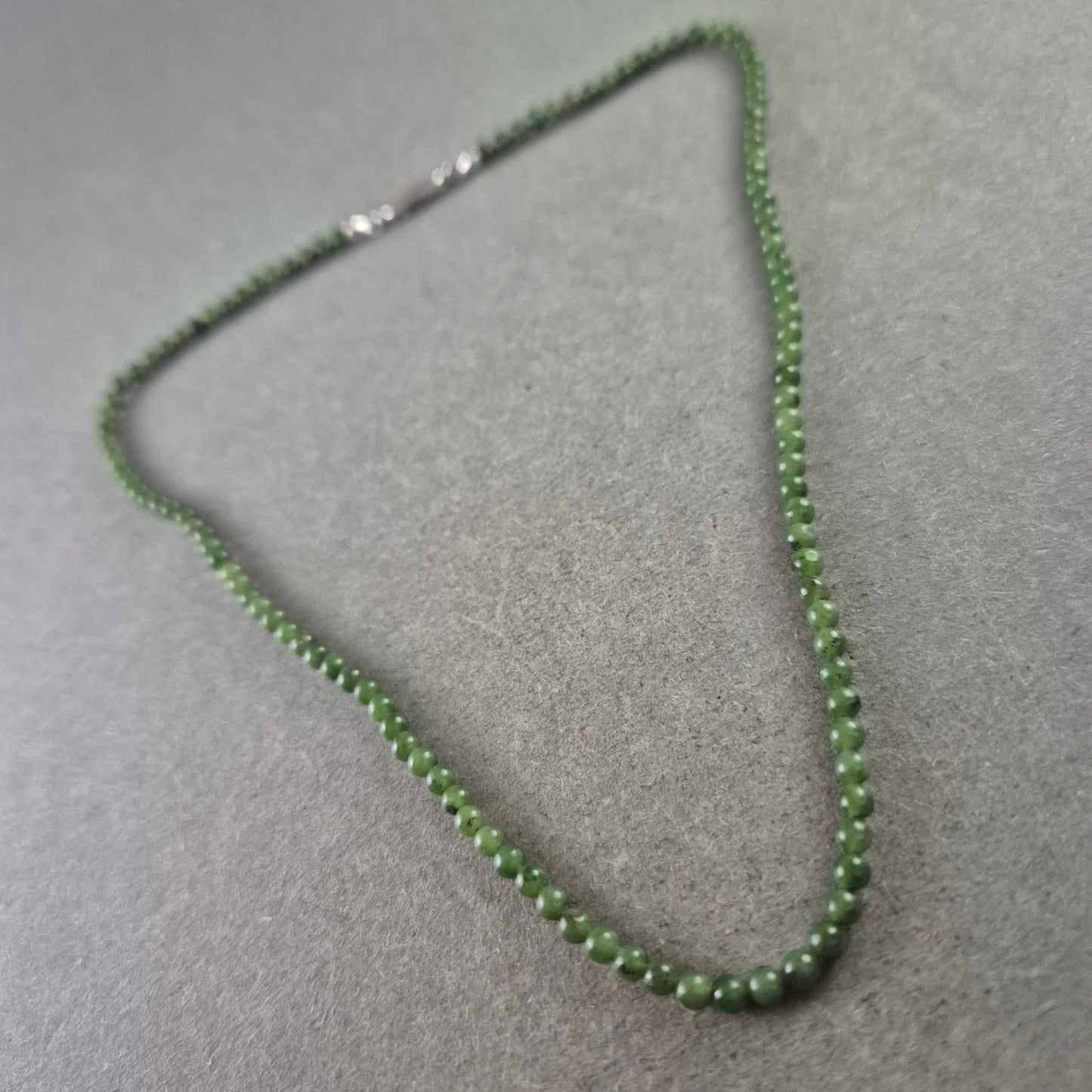 Feine Jade-Halskette mit Silber-Verschluss (835)