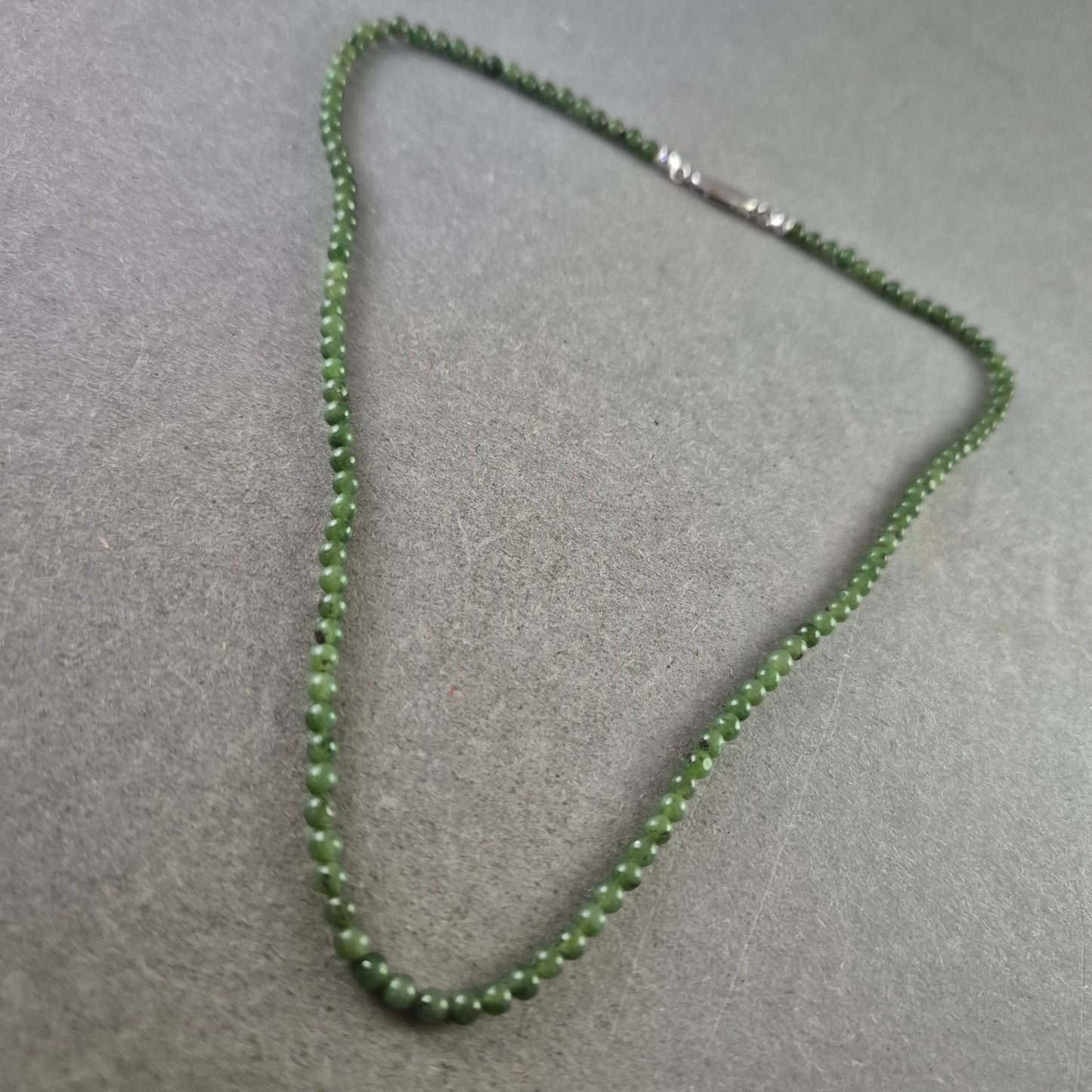 Feine Jade-Halskette mit Silber-Verschluss (835)