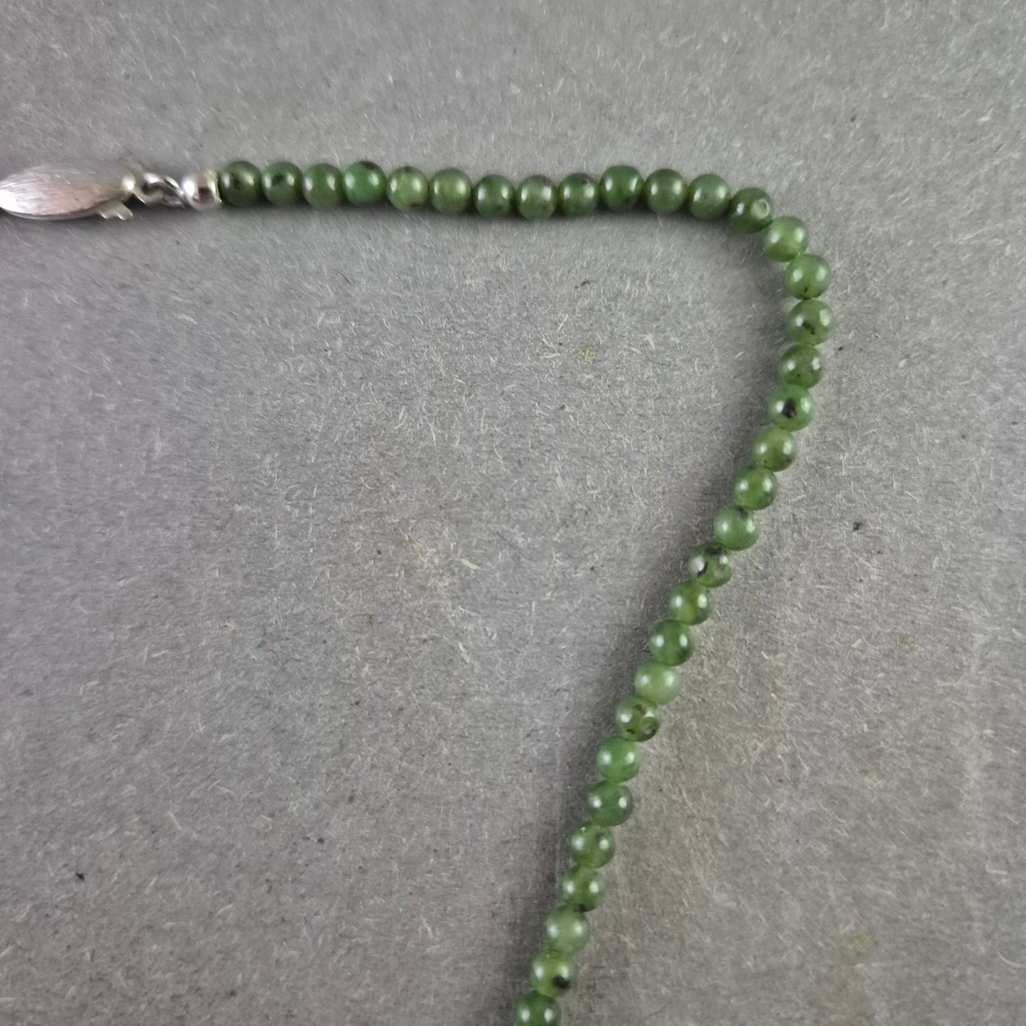 Feine Jade-Halskette mit Silber-Verschluss (835)