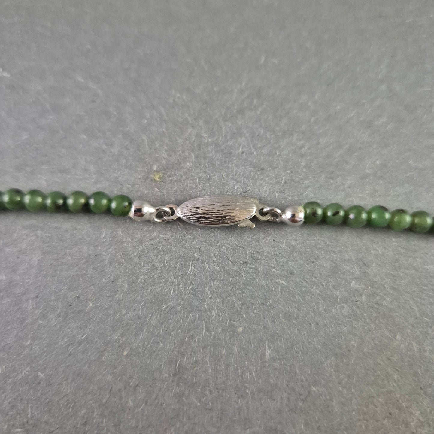 Feine Jade-Halskette mit Silber-Verschluss (835)