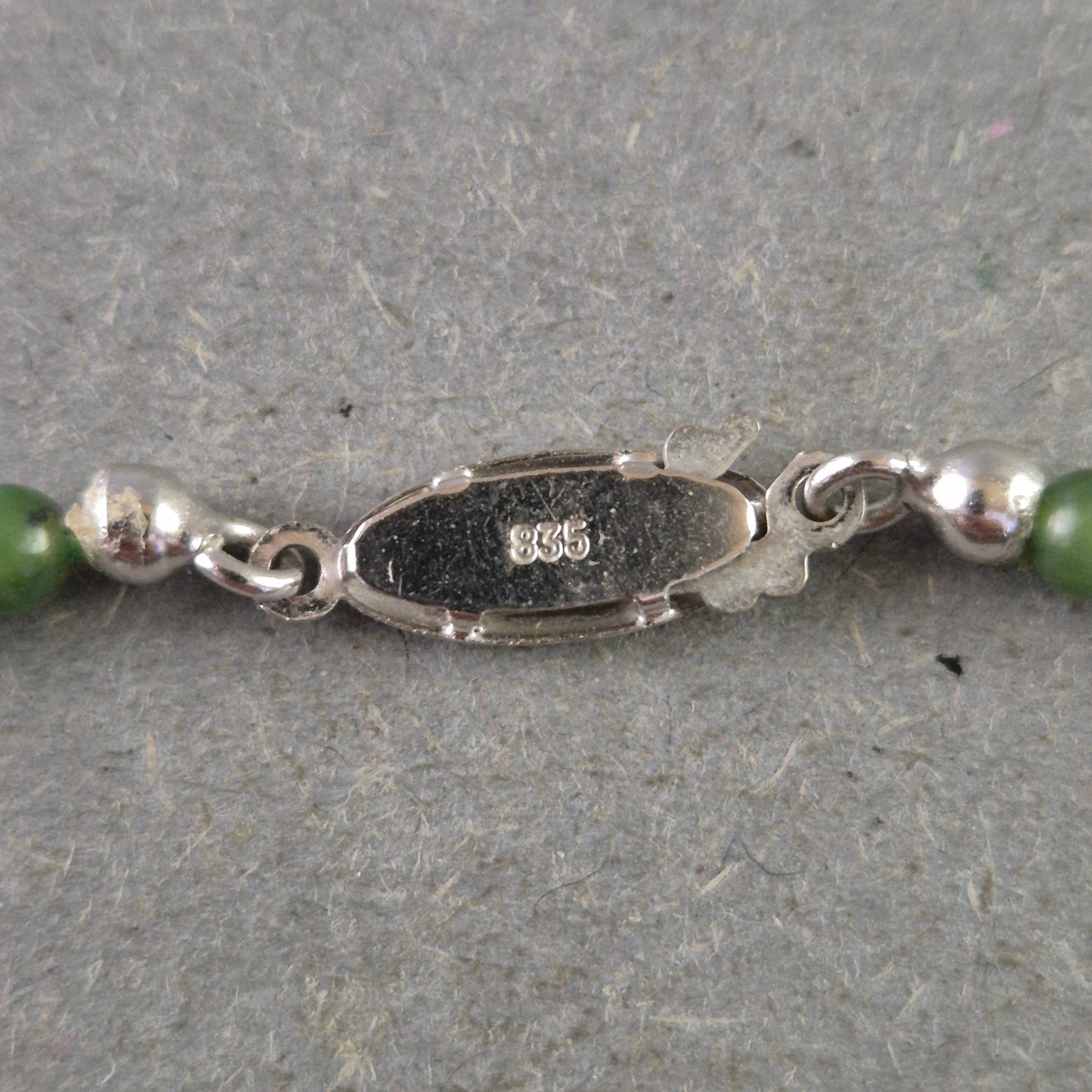 Feine Jade-Halskette mit Silber-Verschluss (835)