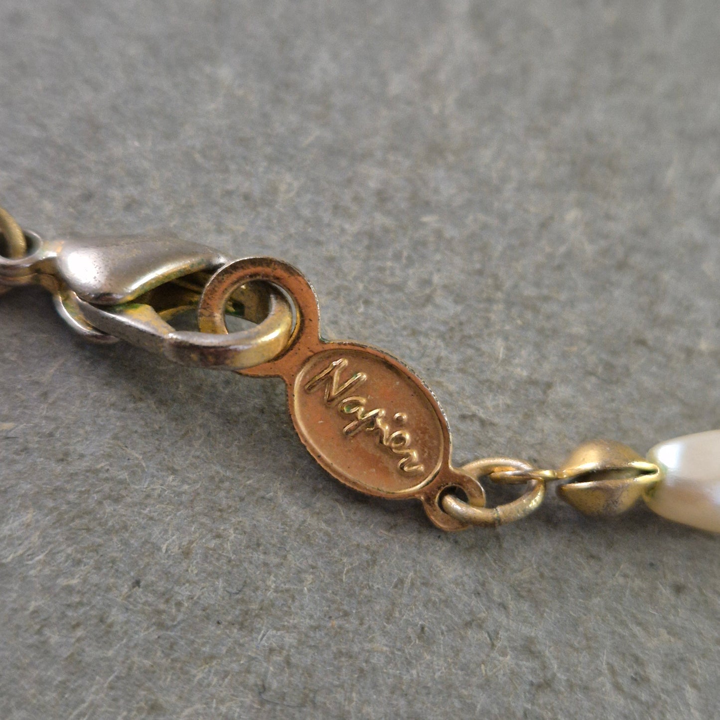 Napier Perlenkette mit Granat und Goldakzenten