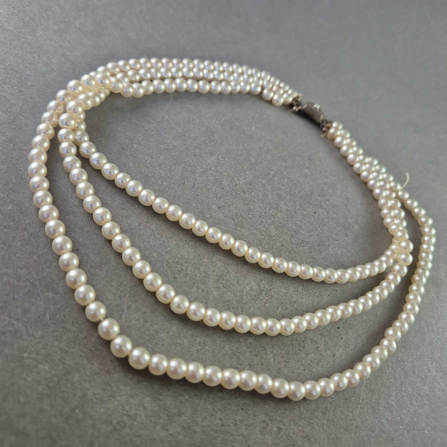 Elegante Perlenkette mit 835er Silberverschluss – Klassischer Vintage-Charme