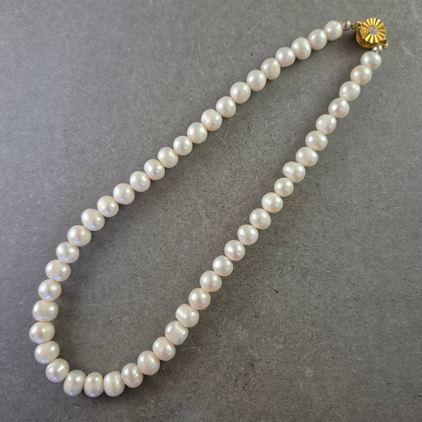 Klassische Perlenkette mit goldfarbenem Verschluss – Eleganter Look