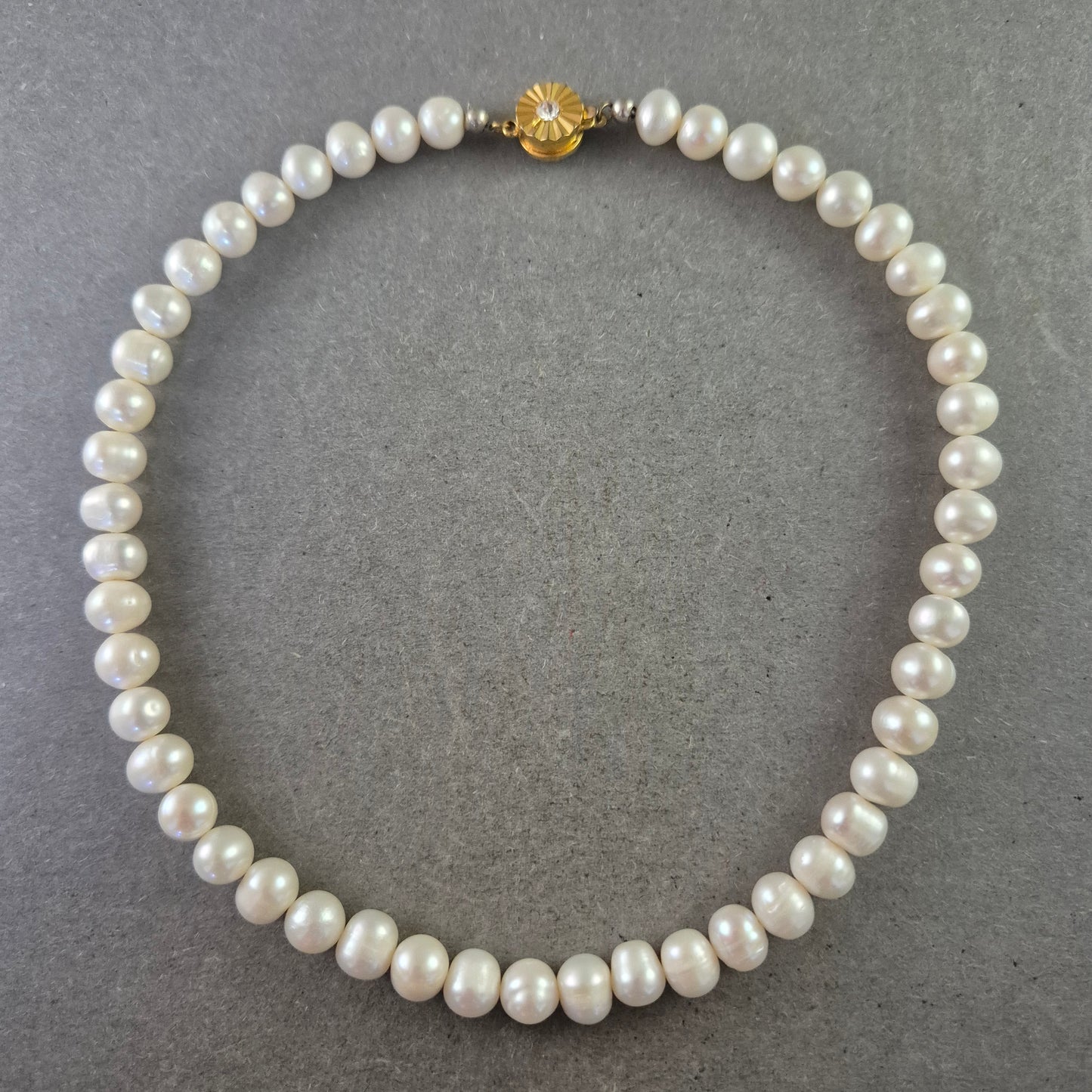 Klassische Perlenkette mit goldfarbenem Verschluss – Eleganter Look