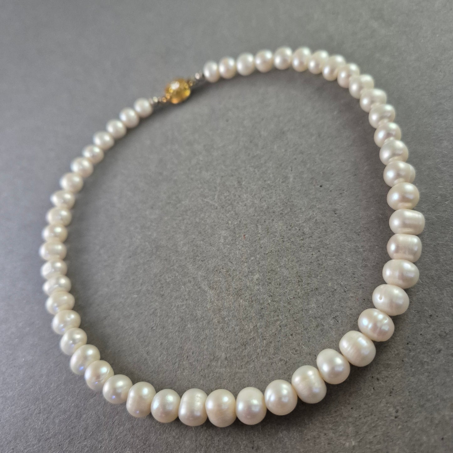 Klassische Perlenkette mit goldfarbenem Verschluss – Eleganter Look