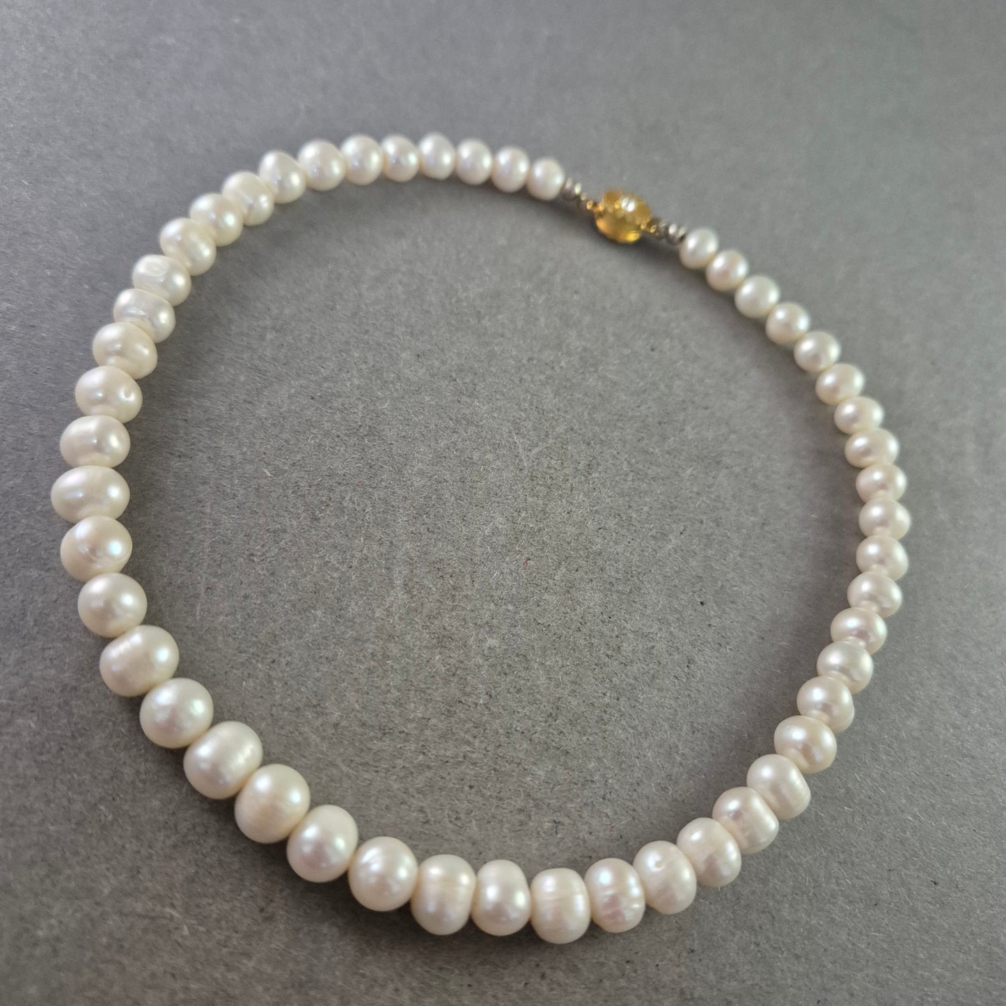 Klassische Perlenkette mit goldfarbenem Verschluss – Eleganter Look