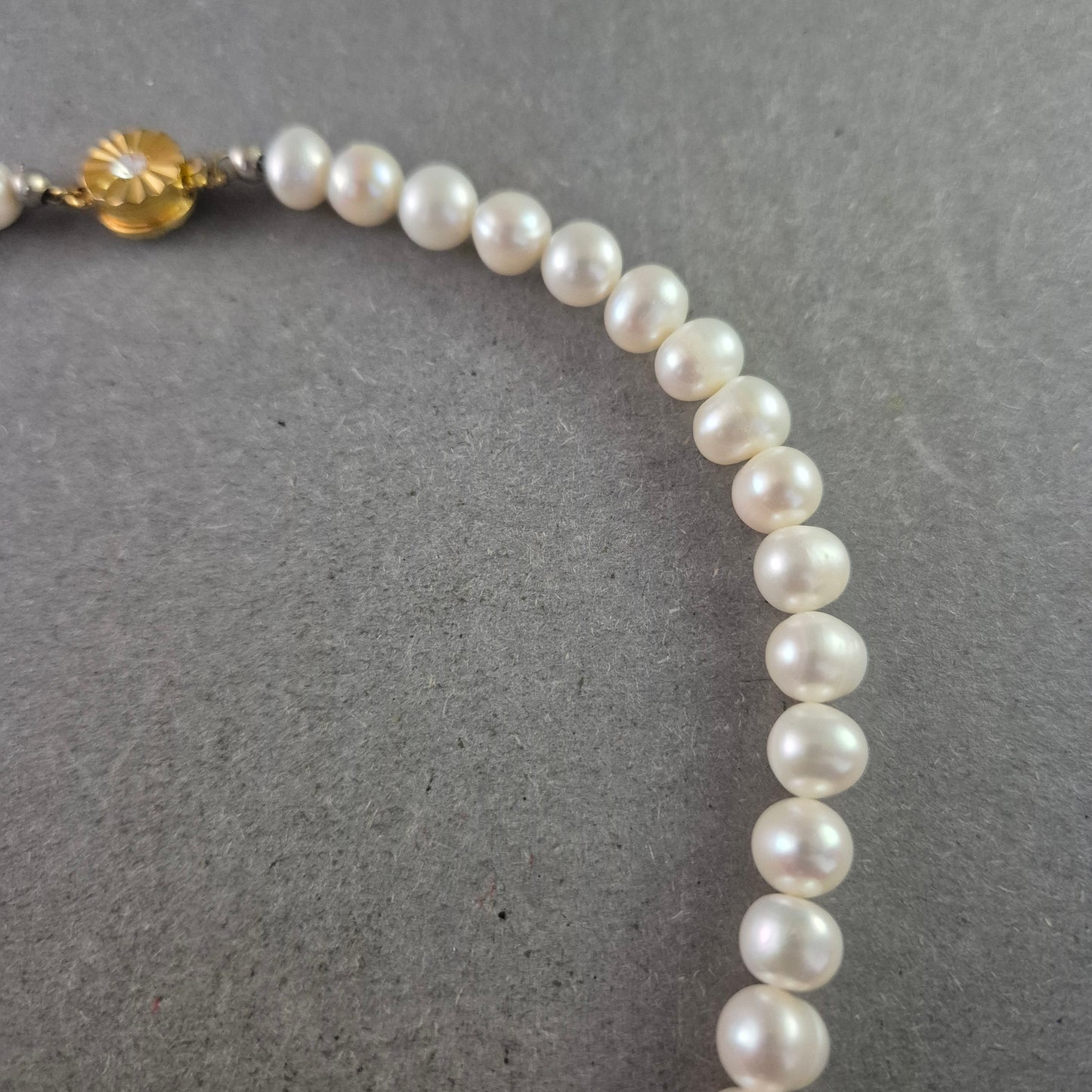 Klassische Perlenkette mit goldfarbenem Verschluss – Eleganter Look