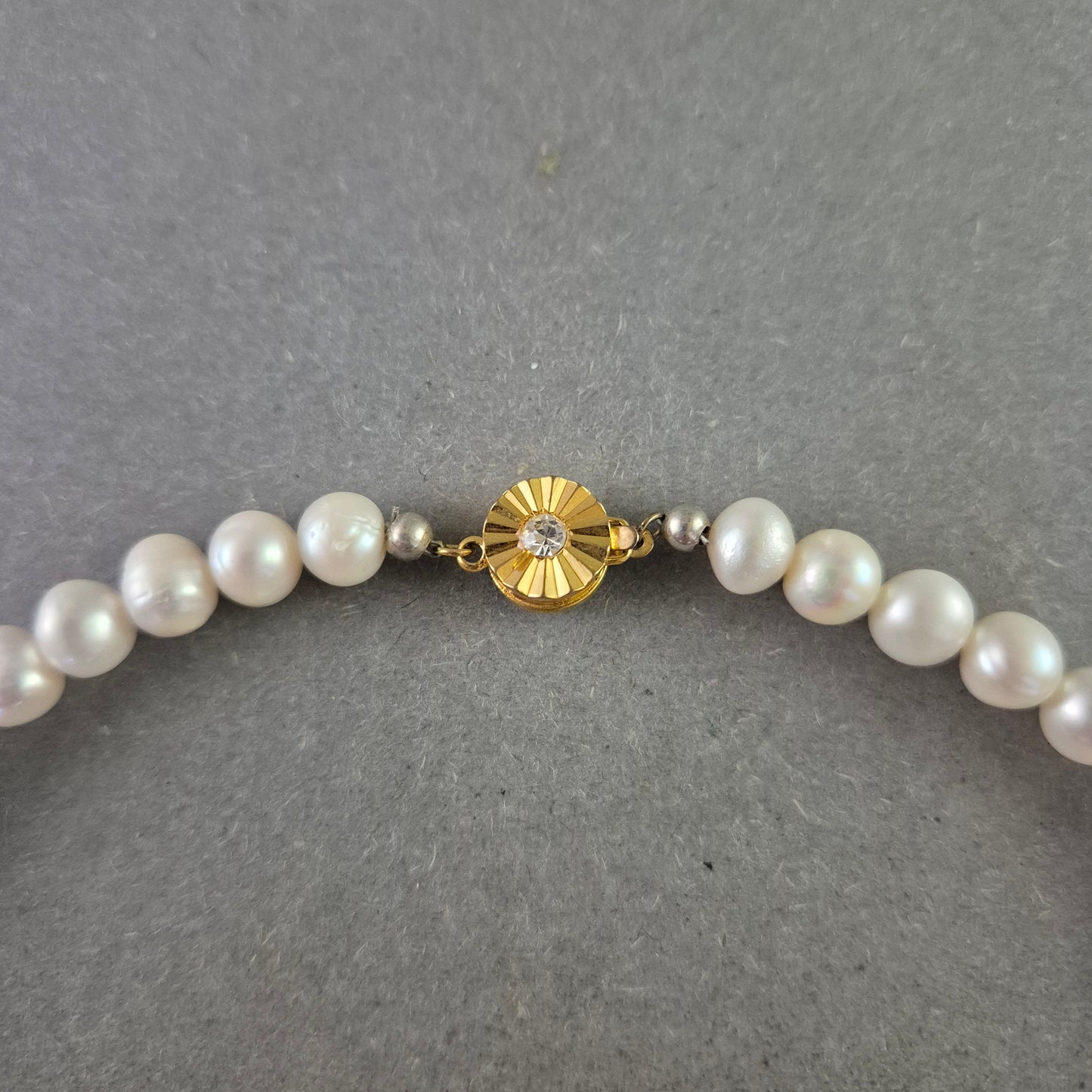 Klassische Perlenkette mit goldfarbenem Verschluss – Eleganter Look