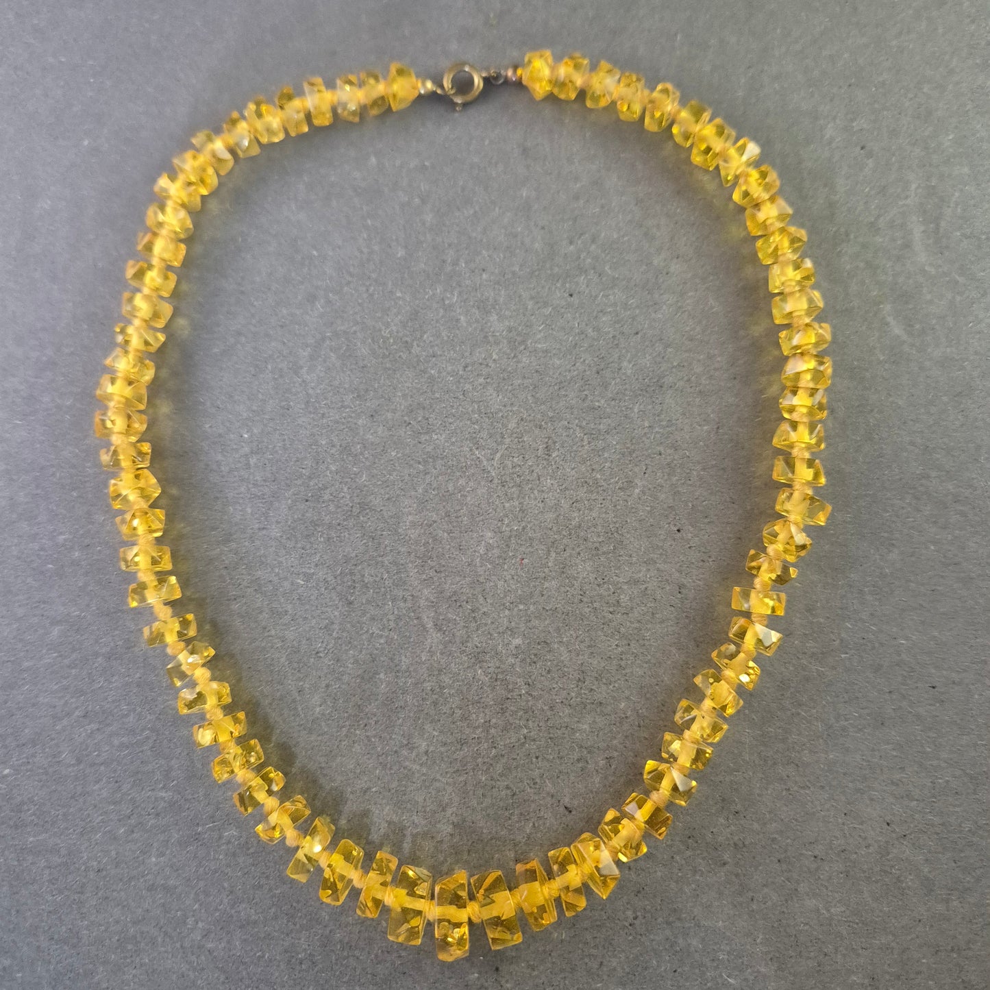 Gelbe Kristall Halskette – Funkelnder Blickfang mit Vintage-Charme