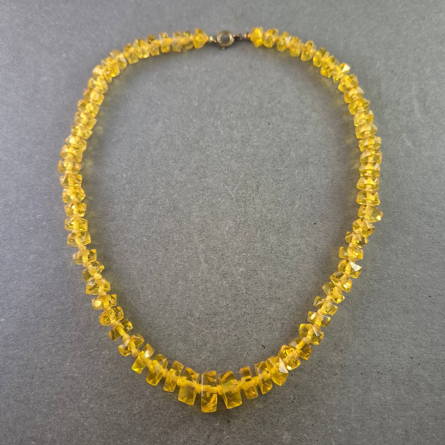 Gelbe Kristall Halskette – Funkelnder Blickfang mit Vintage-Charme