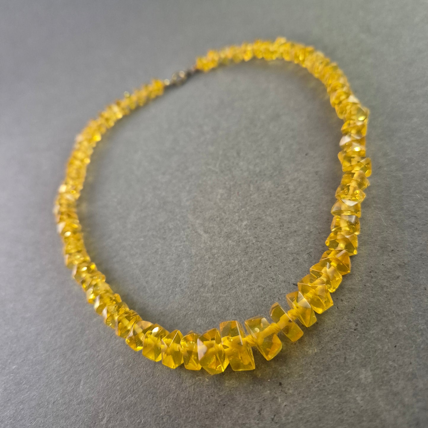 Gelbe Kristall Halskette – Funkelnder Blickfang mit Vintage-Charme