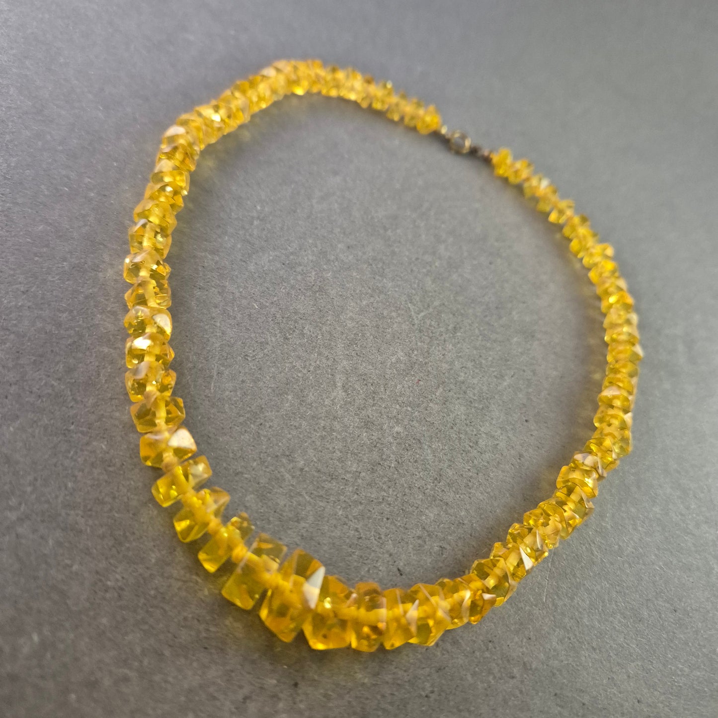 Gelbe Kristall Halskette – Funkelnder Blickfang mit Vintage-Charme
