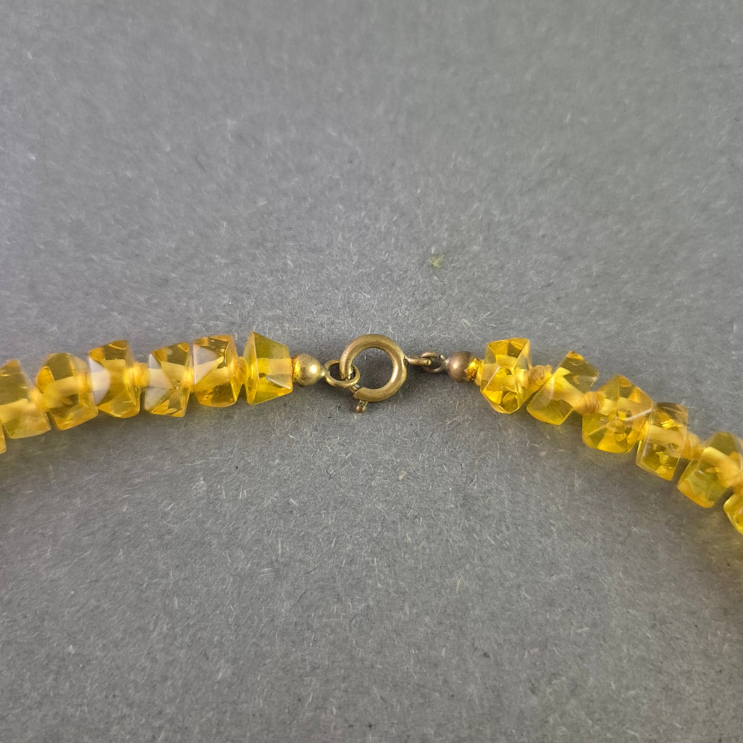 Gelbe Kristall Halskette – Funkelnder Blickfang mit Vintage-Charme