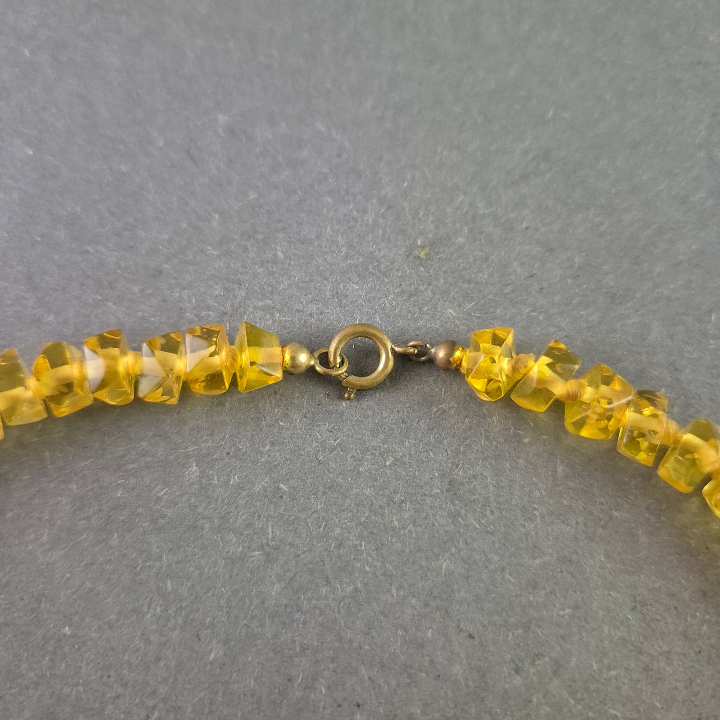 Gelbe Kristall Halskette – Funkelnder Blickfang mit Vintage-Charme