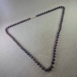 Dunkelviolette Edelstein Halskette – Eleganz in natürlicher Form