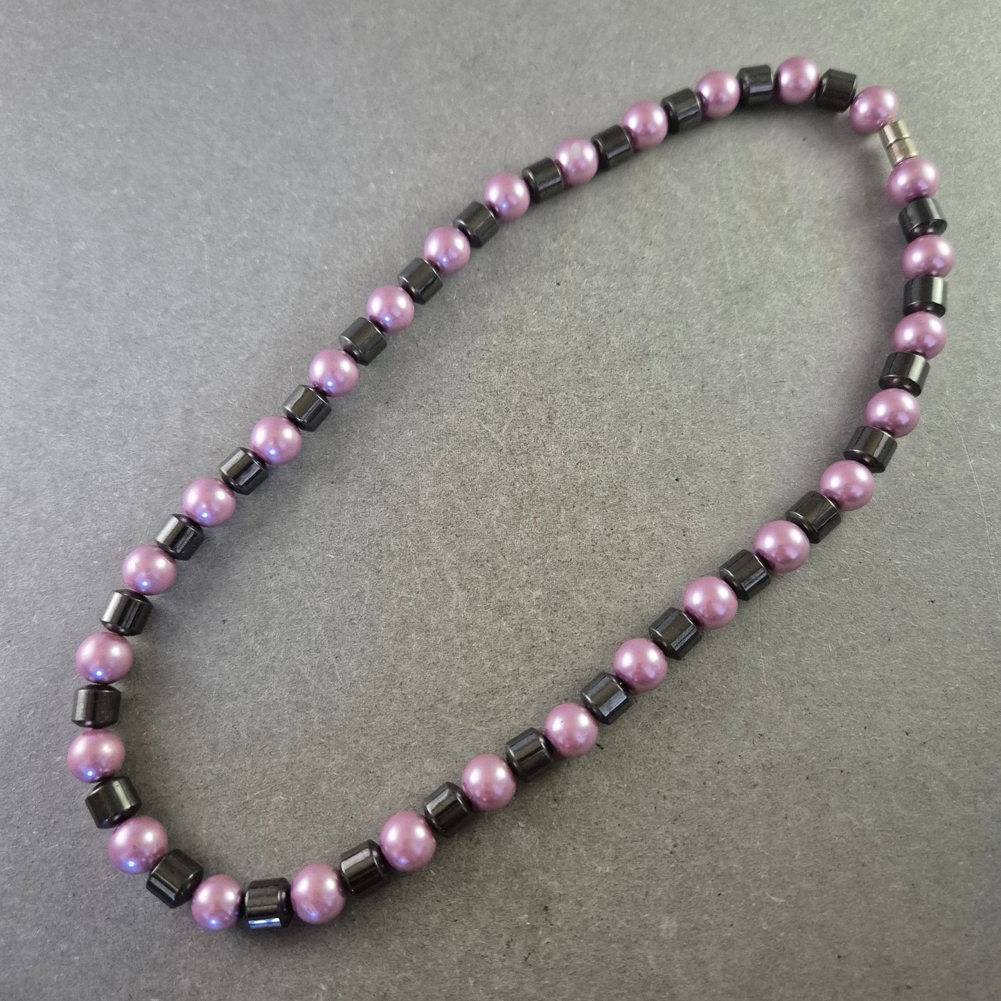 Hämatit und Perlen Halskette – Magnetische Eleganz in Lila und Schwarz