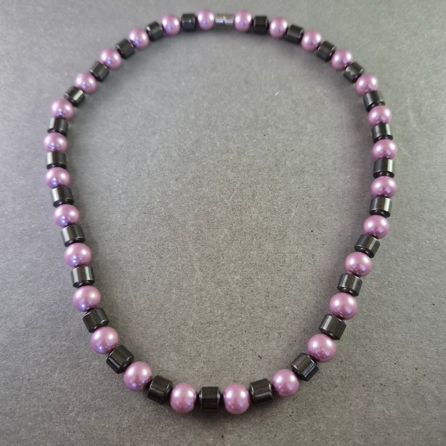 Hämatit und Perlen Halskette – Magnetische Eleganz in Lila und Schwarz