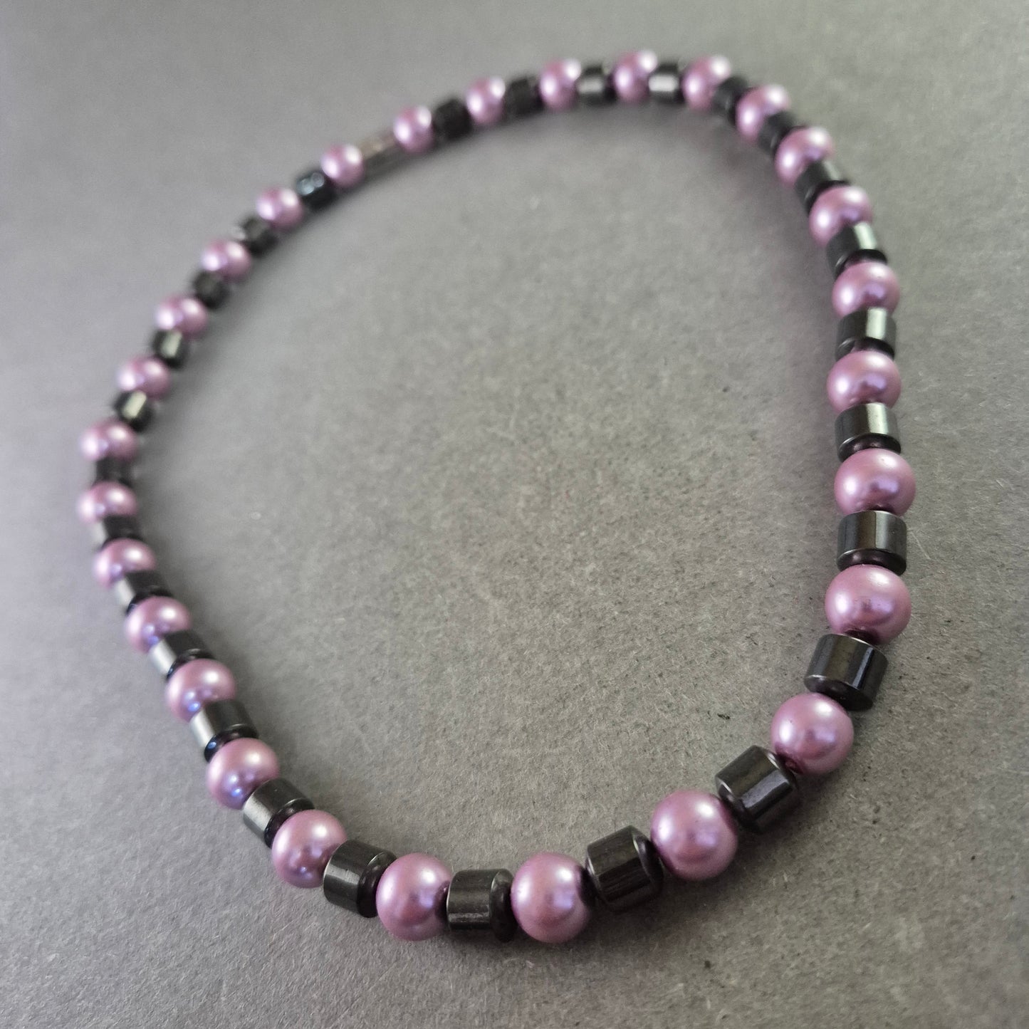 Hämatit und Perlen Halskette – Magnetische Eleganz in Lila und Schwarz