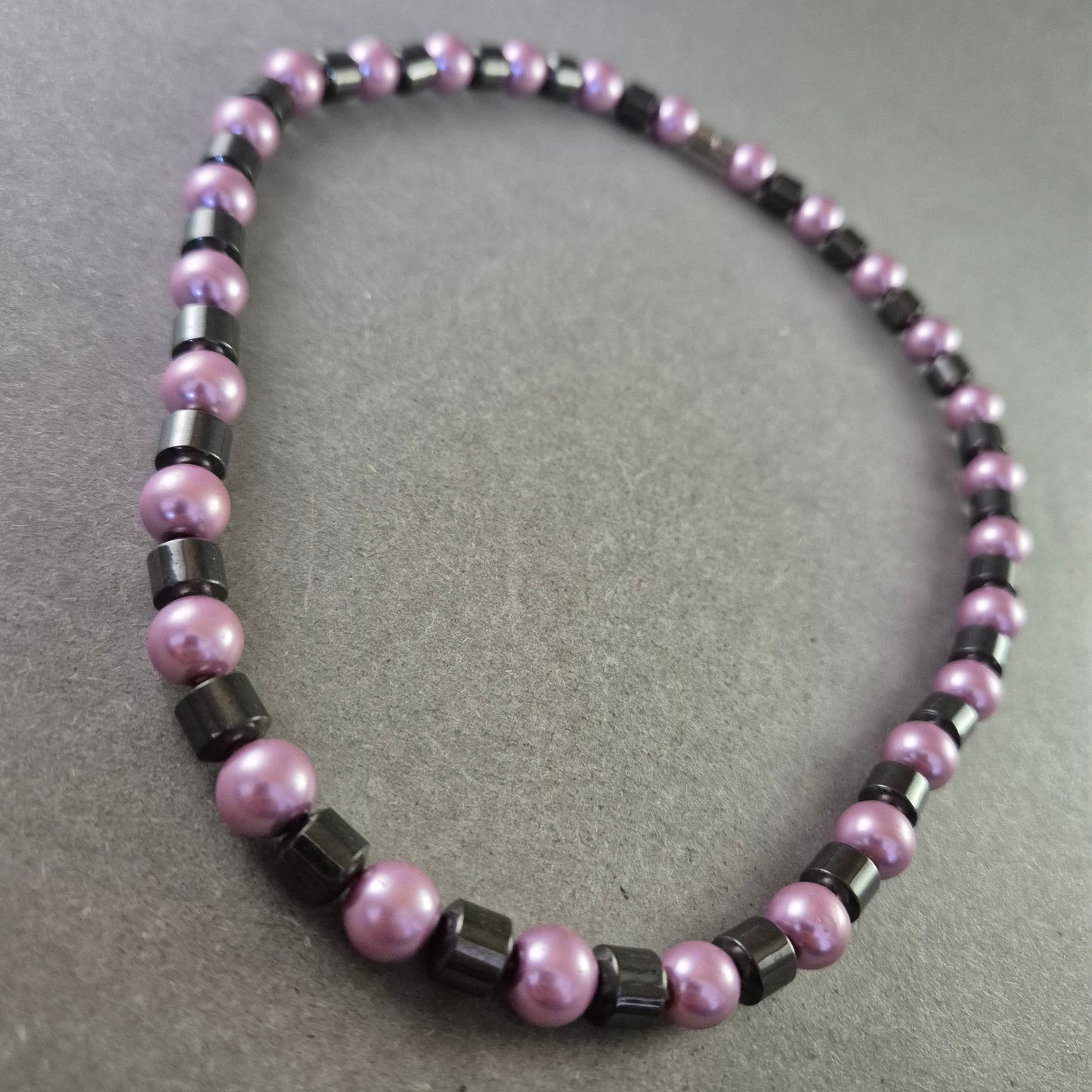 Hämatit und Perlen Halskette – Magnetische Eleganz in Lila und Schwarz