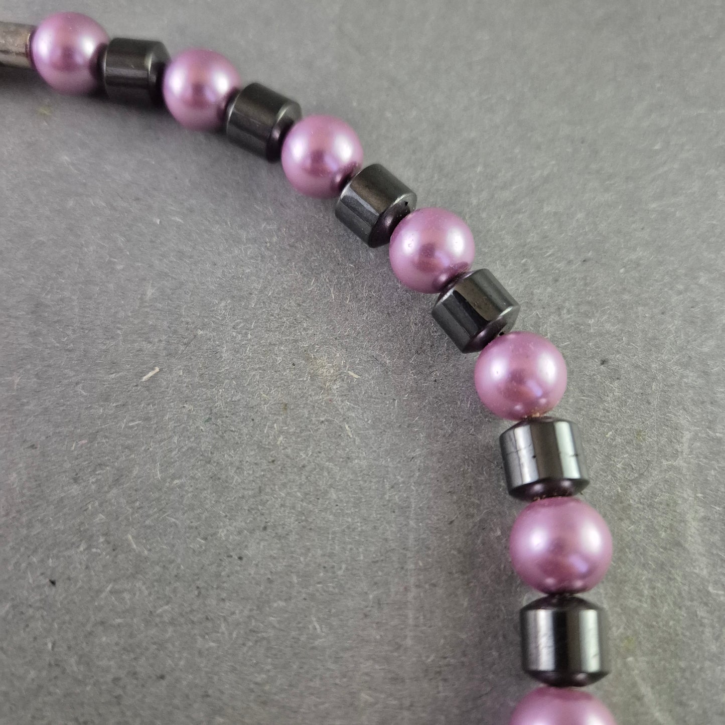 Hämatit und Perlen Halskette – Magnetische Eleganz in Lila und Schwarz